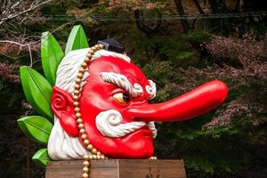 kurama, prefectura de kyoto, kansai, japón - 21 de noviembre de 2019 - gran modelo de soporte de cabeza tengu frente a la estación kurama foto