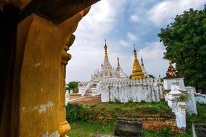 Monasterio maha aungmye bonzan, comúnmente conocido como el monasterio de ladrillos me nu, un monasterio budista histórico en inwa, región de mandalay, myanmar foto