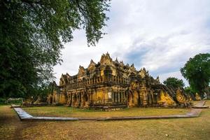 Monasterio maha aungmye bonzan, comúnmente conocido como el monasterio de ladrillos me nu, un monasterio budista histórico en inwa, región de mandalay, myanmar foto