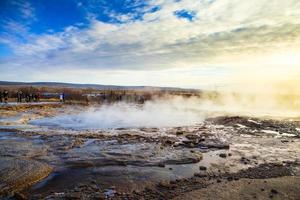 strokkur, uno de los géiseres más famosos ubicado en un área geotérmica junto al río hvita en la parte suroeste de islandia, entra en erupción una vez cada 6-10 minutos foto