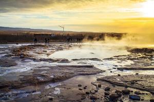 strokkur, uno de los géiseres más famosos ubicado en un área geotérmica junto al río hvita en la parte suroeste de islandia, entra en erupción una vez cada 6-10 minutos foto