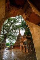 pagoda yadana hsemee, un lugar compuesto por un complejo de pagodas y una imagen de buda en el interior, inwa, mandalay, myanmar foto
