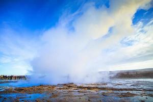 strokkur, uno de los géiseres más famosos ubicado en un área geotérmica junto al río hvita en la parte suroeste de islandia, entra en erupción una vez cada 6-10 minutos foto