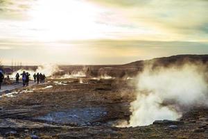 strokkur, uno de los géiseres más famosos ubicado en un área geotérmica junto al río hvita en la parte suroeste de islandia, entra en erupción una vez cada 6-10 minutos foto