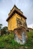 nanmyin watch tower, o torre inclinada de inwa, los restos del majestuoso palacio levantado por el rey bagyidaw en inwa, o ava, mandalay, myanmar foto