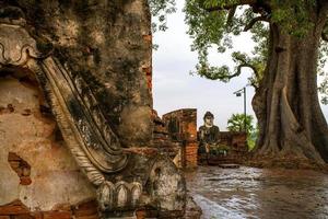 pagoda yadana hsemee, un lugar compuesto por un complejo de pagodas y una imagen de buda en el interior, inwa, mandalay, myanmar foto