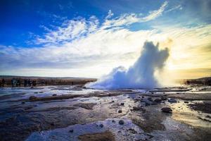 strokkur, uno de los géiseres más famosos ubicado en un área geotérmica junto al río hvita en la parte suroeste de islandia, entra en erupción una vez cada 6-10 minutos foto