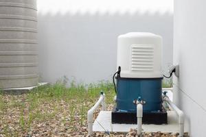 estación de bombeo de agua automática fuera de la casa foto