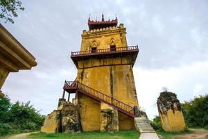 nanmyin watch tower, o torre inclinada de inwa, los restos del majestuoso palacio levantado por el rey bagyidaw en inwa, o ava, mandalay, myanmar foto