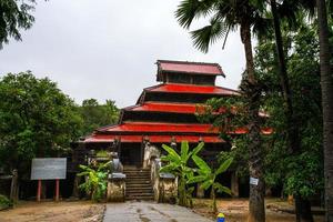 inwa, región de mandalay, myanmar - 7 de enero de 2019 - escena del día lluvioso en el monasterio de bagaya foto