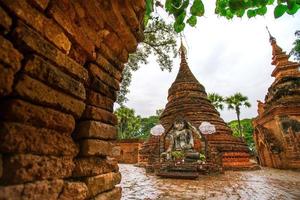 pagoda yadana hsemee, un lugar compuesto por un complejo de pagodas y una imagen de buda en el interior, inwa, mandalay, myanmar foto