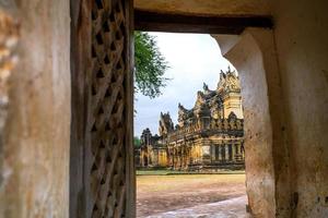 Monasterio maha aungmye bonzan, comúnmente conocido como el monasterio de ladrillos me nu, un monasterio budista histórico en inwa, región de mandalay, myanmar foto