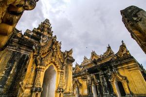 Monasterio maha aungmye bonzan, comúnmente conocido como el monasterio de ladrillos me nu, un monasterio budista histórico en inwa, región de mandalay, myanmar foto