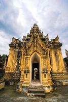 Monasterio maha aungmye bonzan, comúnmente conocido como el monasterio de ladrillos me nu, un monasterio budista histórico en inwa, región de mandalay, myanmar foto