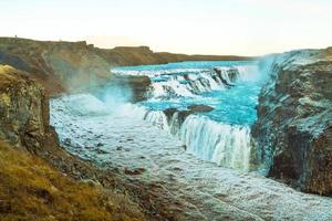 gullfoss, o caída dorada, una cascada donde forma parte del círculo dorado ubicado en el cañón del río olfusa en el suroeste de islandia foto