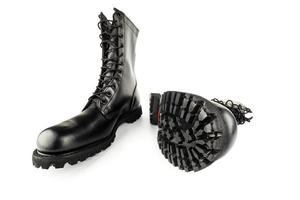 un par de botas de combate militares negras nuevas de cuero negro de 10 pulgadas, aisladas en fondo blanco foto