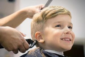 niño lindo en la peluquería. foto