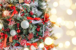 clásico árbol de año nuevo decorado con adornos rojos y blancos, juguete y pelota. apartamento de diseño de interiores de estilo clásico moderno. Nochebuena en casa. foto