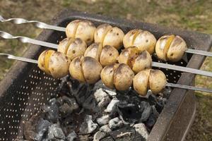 papas pequeñas en shampur al carbón a la parrilla foto