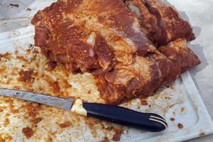 carne de ternera en salsa grill sobre mesa y cuchillo de corte foto