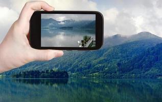 turista tomando fotos del lago schliersee, baviera