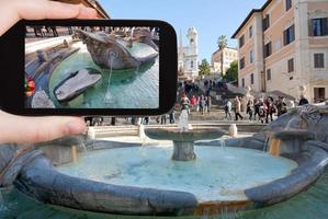 turista tomando fuente de fotos en la plaza española