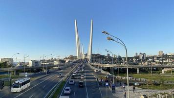 vladivostok, rusia - 20 de septiembre de 2022 paisaje urbano con vistas al puente dorado foto