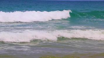 naithon strand baai turkoois Doorzichtig water en golven phuket Thailand. video