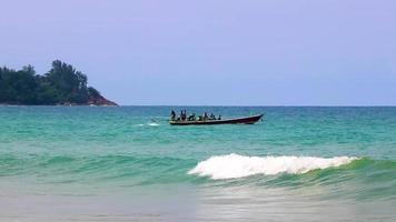 panorama de la baie de la plage de naithon avec bateau de pêche à longue queue phuket en thaïlande. video