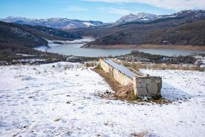 abrevadero junto a un lago en las montañas nevadas foto