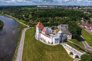 paseo panorámico aéreo con vistas a la ciudad vieja y a los edificios históricos del castillo medieval cerca del río ancho foto