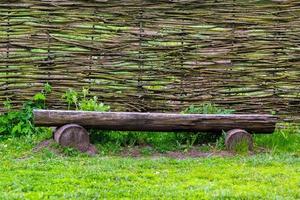 valla de zarzo horizontal con banco de madera cerca foto