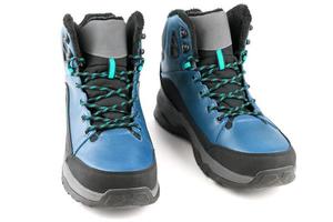 par de zapatillas o botas de tres cuartos de invierno con aislamiento azul menta aisladas sobre fondo blanco foto