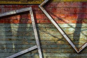 composición abstracta con marcos en una pared de madera vieja foto