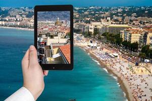 turista tomando fotos de una bonita ciudad en la costa azul