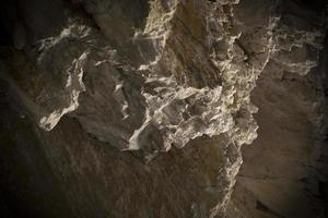 una mirada de cerca a las piedras dentro de la cueva de myrtos en kefalonia foto