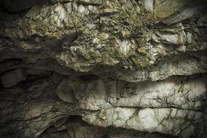 una mirada de cerca a las piedras dentro de la cueva de myrtos en kefalonia foto
