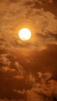verticaal timelapse video van dramatisch zonsondergang met oranje lucht in een zonnig dag.