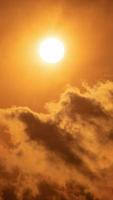 vidéo accélérée verticale du coucher de soleil spectaculaire avec un ciel orange dans une journée ensoleillée. video