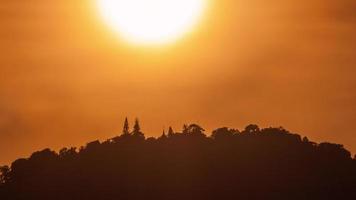 lapso de tiempo de la majestuosa puesta de sol o amanecer paisaje hermosa nube y cielo naturaleza paisaje scence. Imágenes de 4k. video