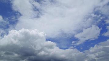 cielo azul con lapso de tiempo de nube esponjosa en un metraje de día soleado 4k. video