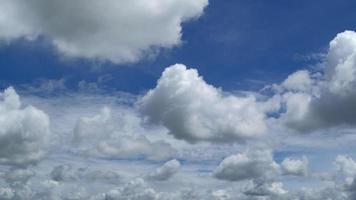 ciel dramatique avec nuage d'orage sur un laps de temps de jour nuageux. video