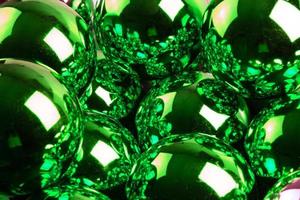 fondo de fotograma completo de primer plano de bolas de espejo verde con enfoque selectivo foto