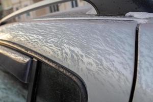 escarcha de hielo fino en la superficie del camión plateado por la mañana - primer plano con enfoque selectivo foto