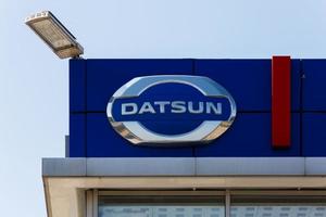 logotipo de datsun en el edificio de la concesionaria de automóviles en un día soleado - datsun es una marca de automóviles propiedad de la empresa de motores nissan foto