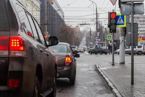 tula, rusia - 21 de noviembre de 2020, tráfico diurno de invierno de coches y peatones en cruces foto