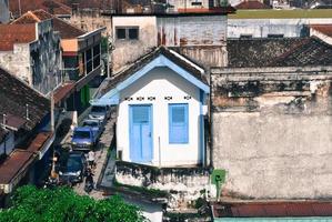 pequeña casa estética en medio de un pueblo en indonesia foto