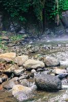 fotografía de naturaleza de río y rocas foto