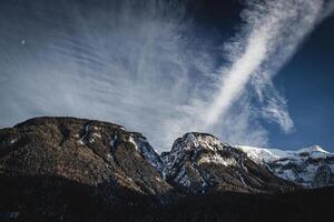 montañas cubiertas de nieve en invierno foto