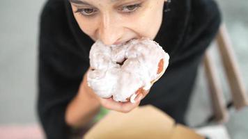 femme mange une pâtisserie glacée video